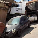 Carreta desgovernada arrasta carro e atinge casas na Grande BH.