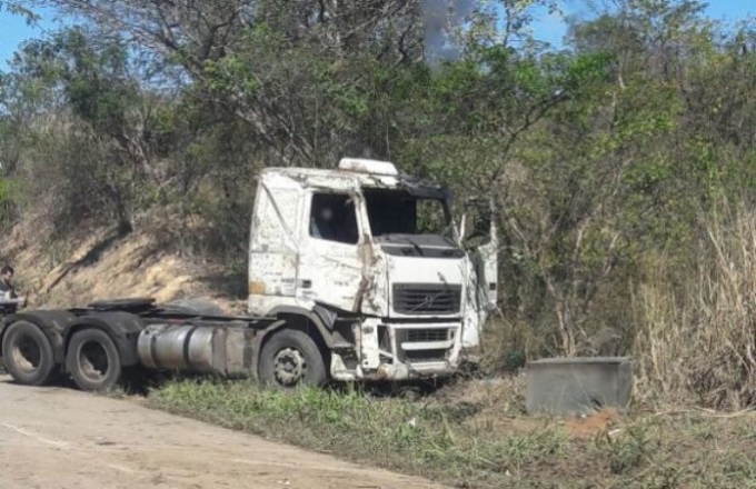 Três caminhões colidem e ficam emparelhados na BR-251 em Minas